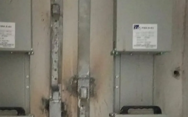 Busduct rising main with tap-off boxes in an electrical shaft